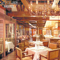 位於尖沙咀凱悅酒店大堂樓層的希戈餐廳裝潢典雅，富有情調，是城中最經典的扒房。