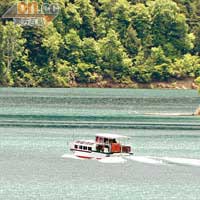 遊黑部湖最佳方法是乘觀光船，在6月至11月10日開放。