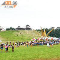 熱氣球升空的大草坪，有其他活動如跳彈床及太空球。