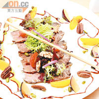 Sear Flank Steak California Salad  $168（e）<br>由於牛腹纖維較多，大廚按紋理切成約3mm薄片，簡單加鹽及胡椒，牛香逼出，入口有咬口，做成牛沙律，感覺輕盈。