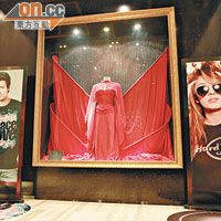巨星服飾在酒店隨處可見，這條紅色長裙便是Shakira在演唱會中所穿過的服裝。