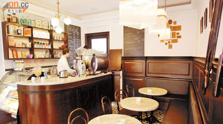 Cafe Loisl布置古典，原來是參考了維也納的咖啡店，雲石枱面、圖案地磚、特別訂造的花紋木椅Thonet Chair，都很忠於「原著」。