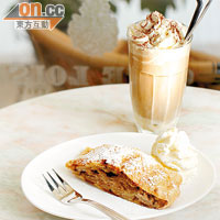 Apple Strudel（前）$46、Vienna Iced Coffee（後）$48 （a）<br>蘋果酥源自Sirkka媽媽的秘方，純以提子、蘋果及玉桂炮製，沒下糖，味道天然。咖啡的鮮忌廉柔滑，奶味、咖啡味很平衡。