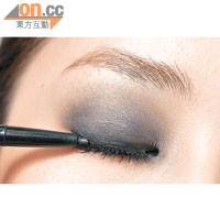 Step 1<br>先用黑色眼影掃雙眼皮，再用灰色掃勻眼窩，並Blend勻。