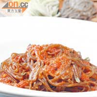 香港橄欖銀魚醬 Linguini Fini  $88<br>欖角味道很清新，跟銀魚醬汁成對比，但原來鋪得滿滿的有機番茄最酸香清新，好食。