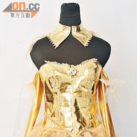 Shinning Magic金色戰衣<br>金色布料一般較貴，加上全人手製作，一套約售$2,000~$3,000。