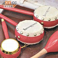搖鼓和沙錘是最適合小朋友玩的樂器，齊來合奏一曲吧！