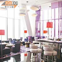 W酒店向以酒吧多而見稱，除Bar@WET及Woobar外，紫艷內一樣設有酒吧。
