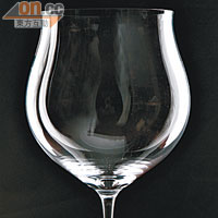 Zwiesel1872紅酒杯 $890/對（a）<br>矮身酒杯，適合盛載布根地舊紅酒。杯頂微微向外翹，讓酒更能貼近嘴邊，果香更濃烈。杯身是無鉛水晶並人手製造，使紅酒看起來色澤更佳，外形富有藝術感。