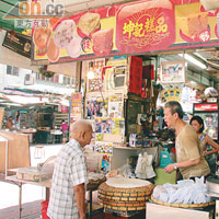 坤記除了是糕點店，也是一間士多，許多街坊即使不幫襯，也來打打牙骹。