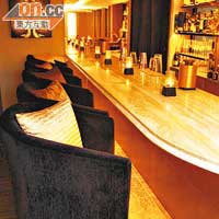 上層的酒吧區設有舒適的梳化座椅，牆上的裝飾增添濃厚泰國感覺。