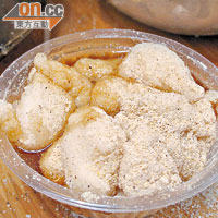 鋪滿黃豆粉、花生碎及芝麻粉的糍粑，100%純糯米製造，高峰試過日賣千盒，¥5（約HK$6）。