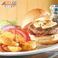 Blue Cheese & Bacon Burger $108<br>漢堡包比美式的更有分量，烘至脆卜卜的麵包，夾着煙肉、藍芝士及漢堡扒，一啖咬下去，肉汁四溢，牛味芝香迸發。