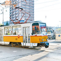 城中電車交通系統四通八達，遊客到訪大都乘坐電車。