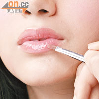 Step 5：由外至內塗上淺橙色唇彩，令嘴唇中間位置更添光澤，整體感覺更豐滿立體。