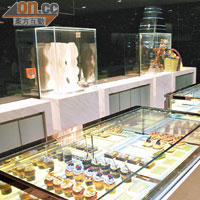 玻璃櫃中陳列着各式精緻糕餅，件件都像珠寶般討人喜歡。