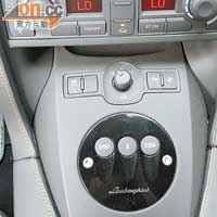 Nero Noctis黑色罩框，令e-gear波箱操控鍵成功融會在中控台上。