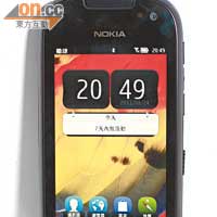 屏幕亮麗Nokia 701<br>Nokia 701定位較高階，不但把鏡頭及記憶體「升呢」至800萬像素及8GB，其ClearBlack屏幕的亮度還備有1,000nit，加上雜音消除技術，整體算幾全面，惟售價未定。