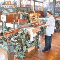 紡織紀念館還留着昔日的紡織機，為遊客示範紡織的原理。