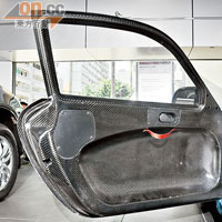 Cfc複合碳纖物料製作的車門，比金屬製的輕一大截。
