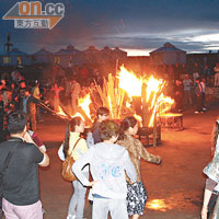 入夜後的篝火晚會，工作人員會帶領大家手牽手跳傳統蒙古舞步。