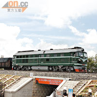 滿洲里實行24小時通關，載滿貨物的火車流川不息。