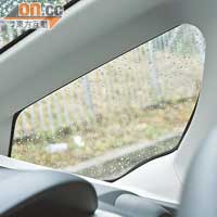 三角窗面積夠大，能減少車頭盲點位。
