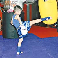 學拳有助強身健體，場地設有多個沙包「任踢唔嬲」！