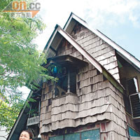 Ban Sawang Chan設有勁斜大屋簷兼以層層疊樹皮炮製的外牆，成功搶走遊客目光。