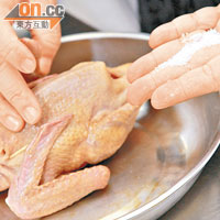 把鴿洗乾淨，用廚房紙輕輕抹乾鴿身內外，小心別弄破鴿皮。用1/8茶匙鹽塗於鴿身裏面，用老抽塗在表皮上色；注意老抽分量，不宜過多，否則鴿的味道會變酸。