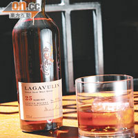 Lagavulin, 25蘇格蘭單一麥芽威士忌中的極品。麥產自Islay著名區域，泥煤味重，但回甘散發木香、青葱草味、海水鮮鹹味，層次細膩豐富。