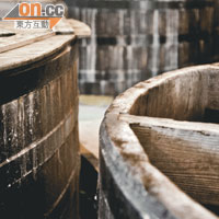 木桶是每間酒廠的私人武器，不但決定了威士忌的金黃色澤，還影響酒質的氣味。