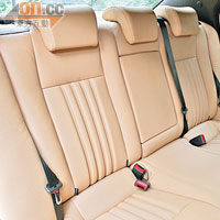 闊落後座具備高承托力，且各置三點式安全帶和頭枕。