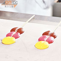 Frozen Lollipop<br>將果蓉及忌廉放在攝氏約零下20度的凍板上，稍等一會，即成「棒棒糖」，這由杧果、朱古力及桑莓味串起來的，紅黃啡，好靚！