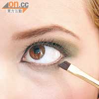 用深綠色眼影畫下眼線，並掃上有增長效果的睫毛液。