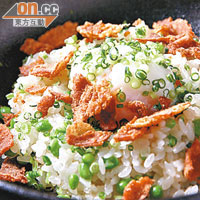 Chicken and Egg Rice $128<BR>日本珍珠米用雞的脂肪和雞湯煮得香濃入味，加入雞皮、荷蘭豆和半熟蛋，撒上大量葱花，吃時將飯和材料拌勻，惹味非常。