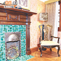 懷舊的壁爐，是昔日別墅遺留下來的，至今仍可使用。