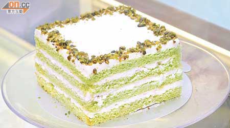 Green Goddess（約2磅）$328 特價$298<br>軟綿綿的斑蘭雪芳蛋糕夾着椰子慕絲及椰青肉粒，入口不甜不膩，吃多幾件也無妨。