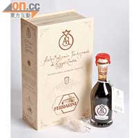 Ferrarini Aceto Balsamic Vinegar Argento  $839（b）Ferrarini黑醋屬Reggio Emilia，沒有標明年份，只用3種不同顏色的標籤作年份識別，如銀色便是12年至25年間的黑醋。