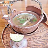 陶壺素菜清湯<br>每一口都充滿菜蔬甜香，加點檸檬汁更起提鮮作用。