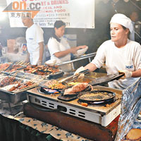 市集的燒烤小吃選擇特多，燒魷魚簡直飄香千里。