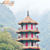 天峰塔塔高7層，乃為紀念廣欽老和尚而建。