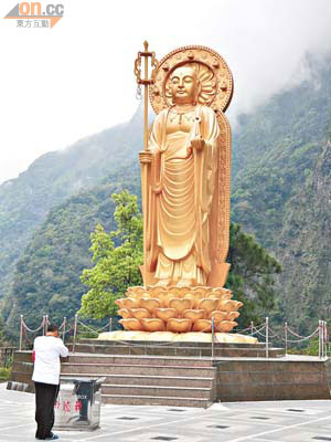 高逾36呎的地藏菩薩金身像，彷彿吸收了太魯閣的天地靈氣。