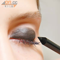 Step 1.先用黑色眼線筆於整個眼窩描上黑色作打底，以增強眼影的黏貼力。