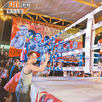 周末的Siam Paradise夜市會上演泰拳比賽，氣氛相當熾熱。