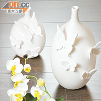 純白色花瓶，配襯蝴蝶、小鳥裝飾，感覺優雅。蝴蝶花瓶$169~$199、小鳥花瓶$238