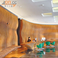 大堂的牆上以波浪形的木條拼成，代表了黃浦江。