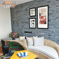 房間內灰色的磚牆，正是仿照上海傳統的石庫門建築。