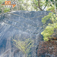 古城不少大石上都會見到一排排整齊的石洞，據講，是當年為方便卡西雅伯騎馬登山而建造的。