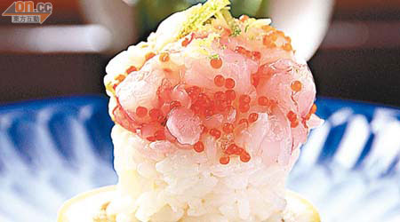 柚子壽司 $35/件<br>每天產地直送的九州甜蝦切碎後加入蟹子拌勻，抹上少許柚子皮，鮮甜中透出清香。加上波子外形，一口一件，好滋味。